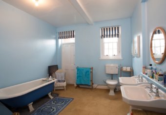 Micklefield Hall film location - Blue master bathroom