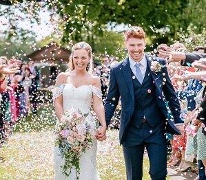 bride and groom doing confetti